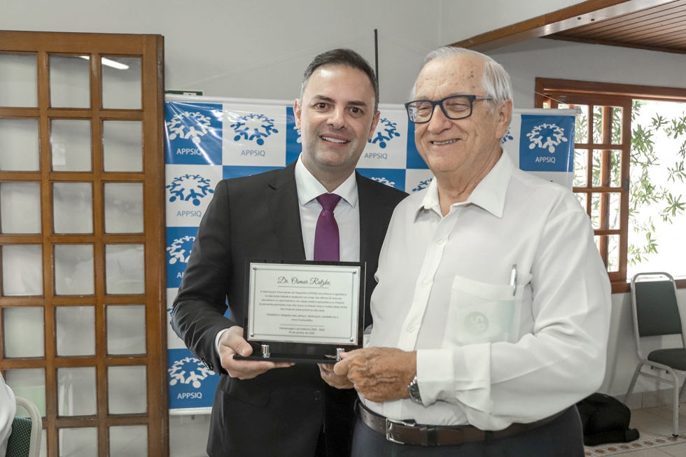 Dr. Júlio Dutra, novo presidente, entrega homenagem ao Dr. Osmar Ratzke, ex-presidente e integrante da nova diretoria - Foto:  Juvino Grosco/Divulgação