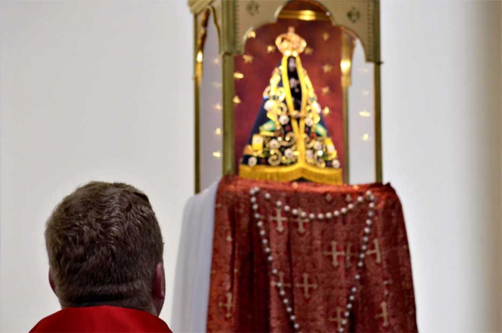 Padre Rodolfo diante de Nossa Senhora Aparecida – Foto: Divulgação