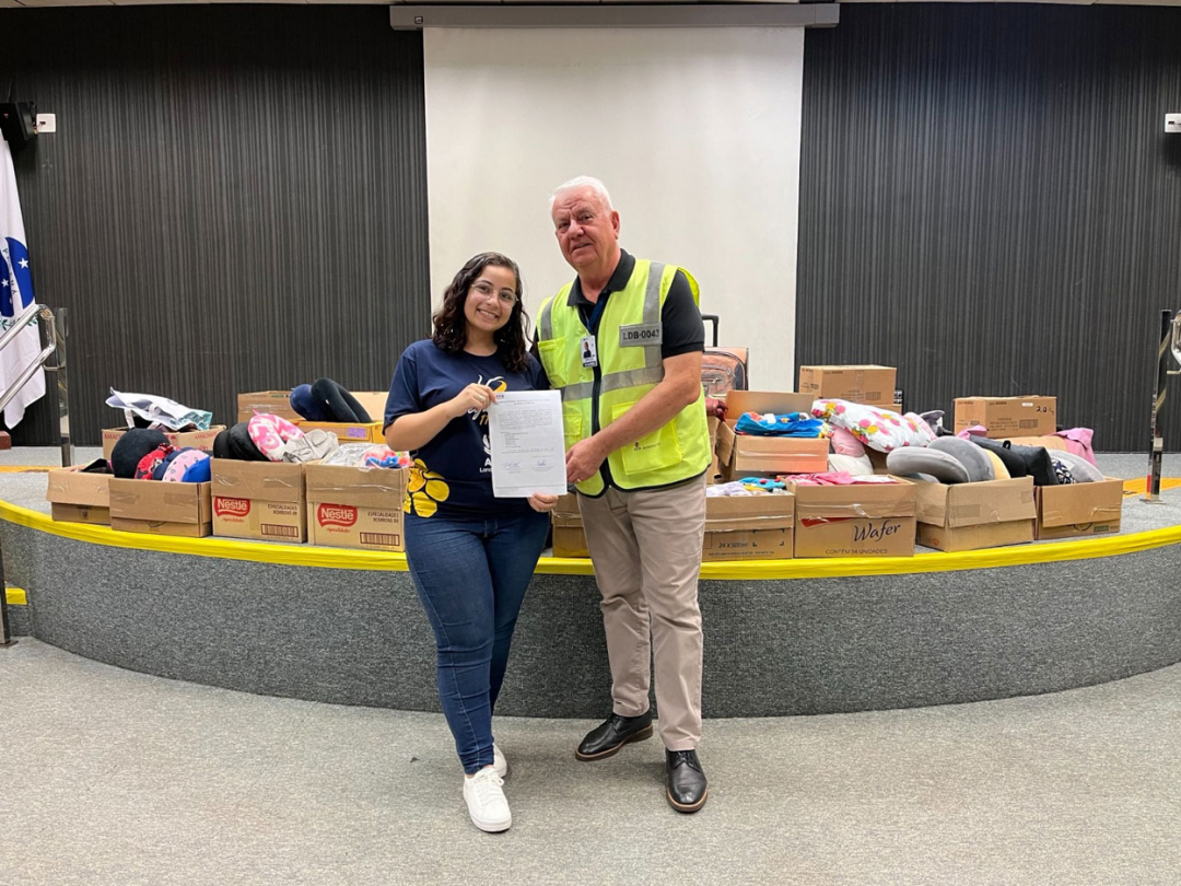 O gerente do Aeroporto, Antonio Montano, entregou as doações para a representante da APAE no local, Ana Karolina Soares
