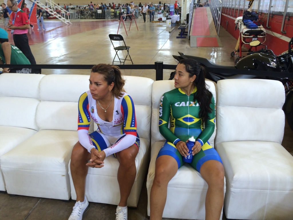 Gabriela Yumi ao lado da venezuelana Daniela Larreal, que ficou com a medalha de bronze no Pan do México / Divulgação CBC