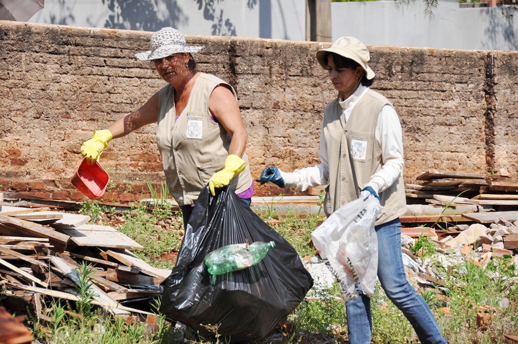 Agentes de endemias recolhem grande quantidade de lixo. Foto: Maurício Zubinski/PMI