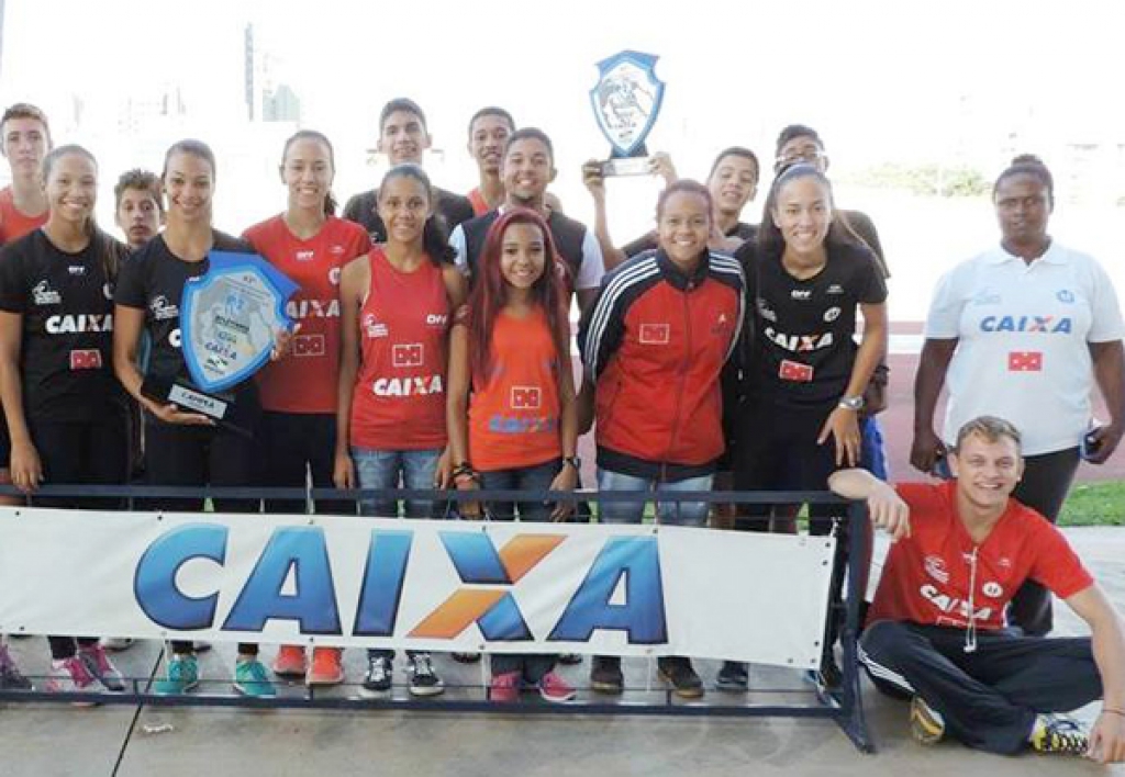 Equipe da Londrina com os troféus de campeã no feminino e o vice no masculino (DIVULGAÇÃO)