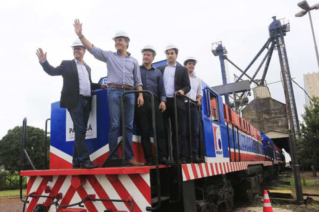 O Governador Beto Richa entrega em Cascavel, oeste do Paraná, cinco novas locomotivas e 400 vagões. Foto: Arnaldo Alves / ANPr.