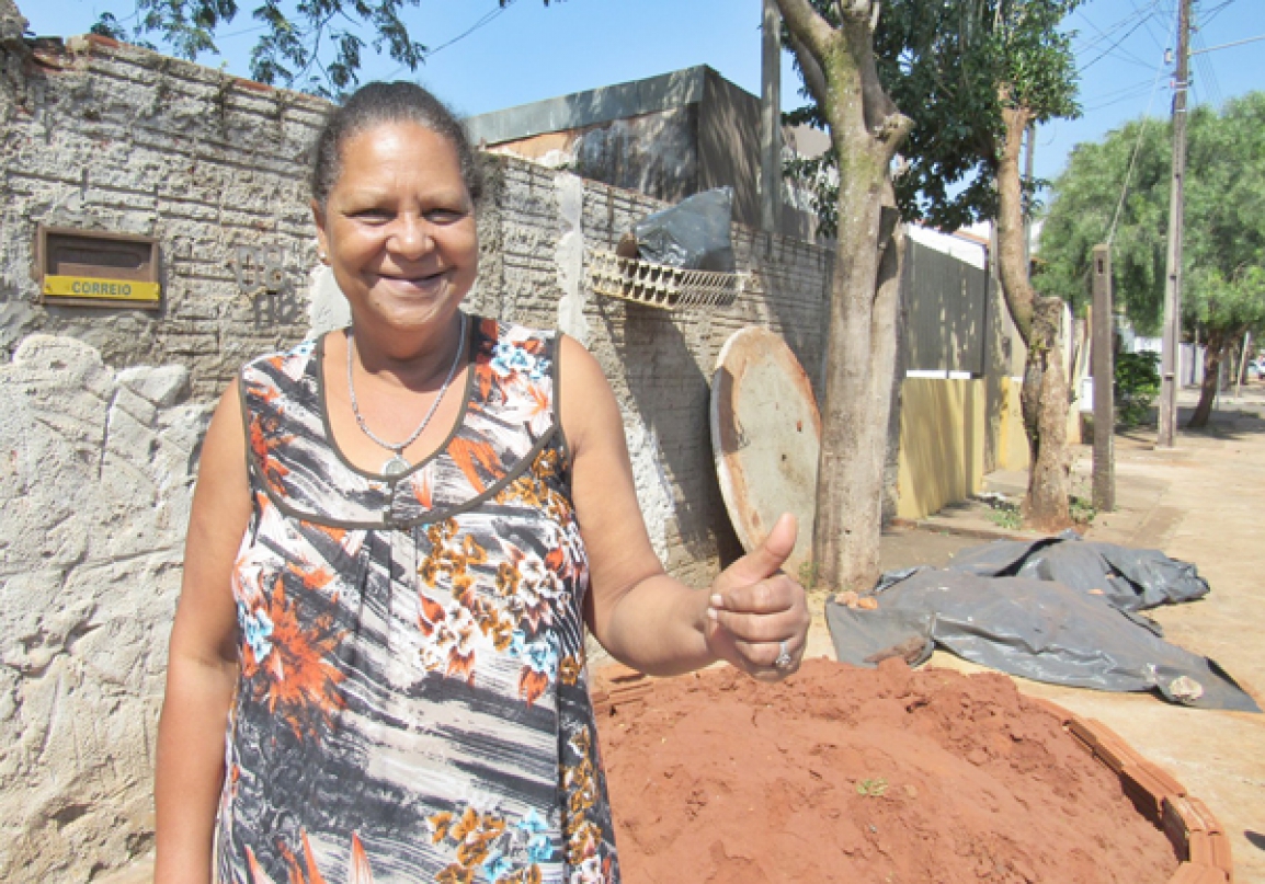 Maria Aparecida de Oliveira Reis está feliz por ter aterrado a fossa em frente ao seu imóvel - foto: Divulgação