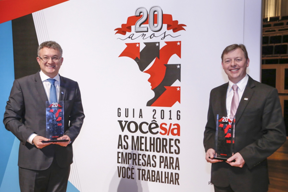 Os diretores do Sebrae/PR, Vitor Roberto Tioqueta e José Gava Neto, comemoram a conquista - Fotos  – Luiz Costa