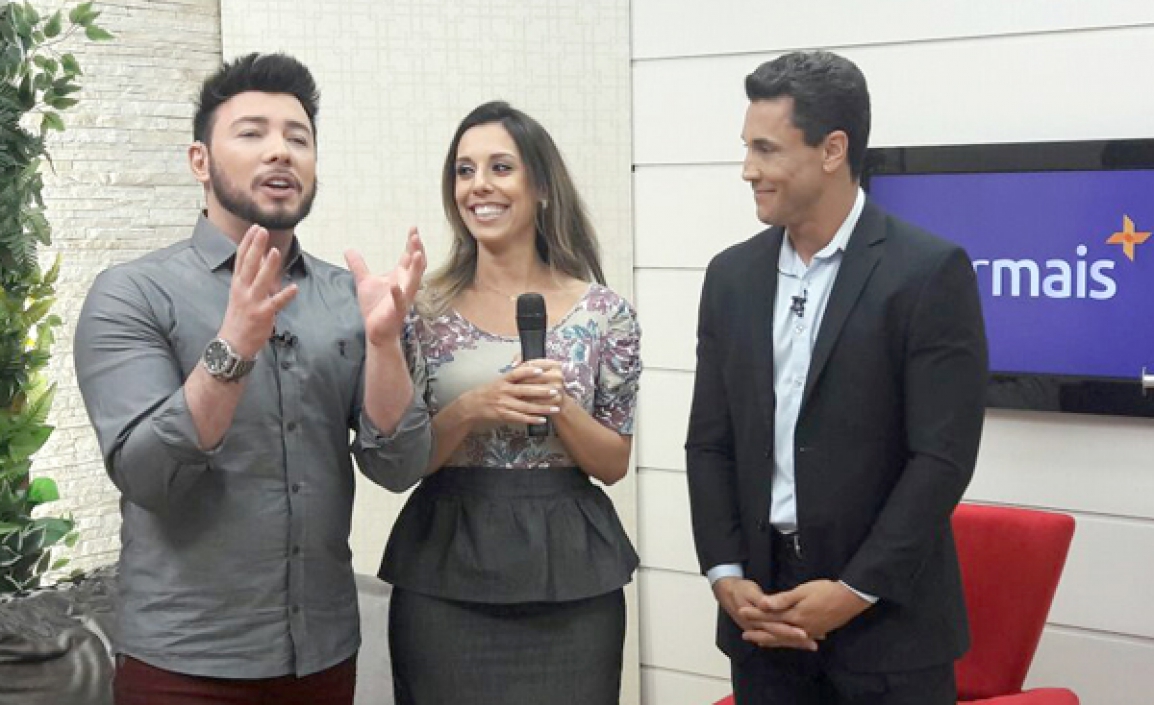 Os apresentadores Gustavo Godoy e Barbosa Neto mostraram ao vivo a nova apresentadora da RicTV Record a jornalista Fernanda Charif