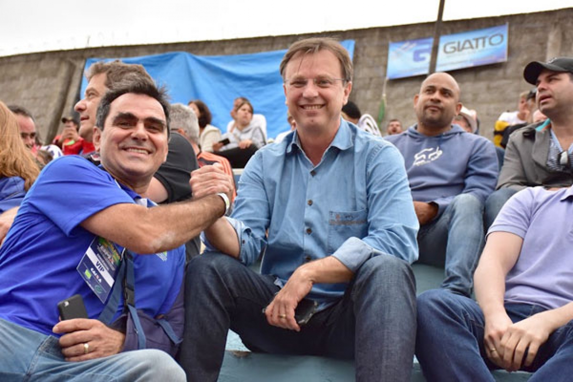 José Luiz Vasconcellos e o prefeito Alexandre Kireeff, que assistiu ao espetáculo das arquibancadas - Foto: Carllos Bozelli/CBC Divugação