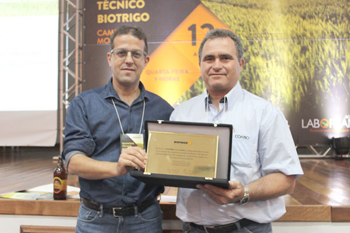 Roberto Destro, representante da Apasem, recebeu a homenagem do diretor da Biotrigo, Andre Cunha Rosa - Foto: Divulgação/Biotrigo