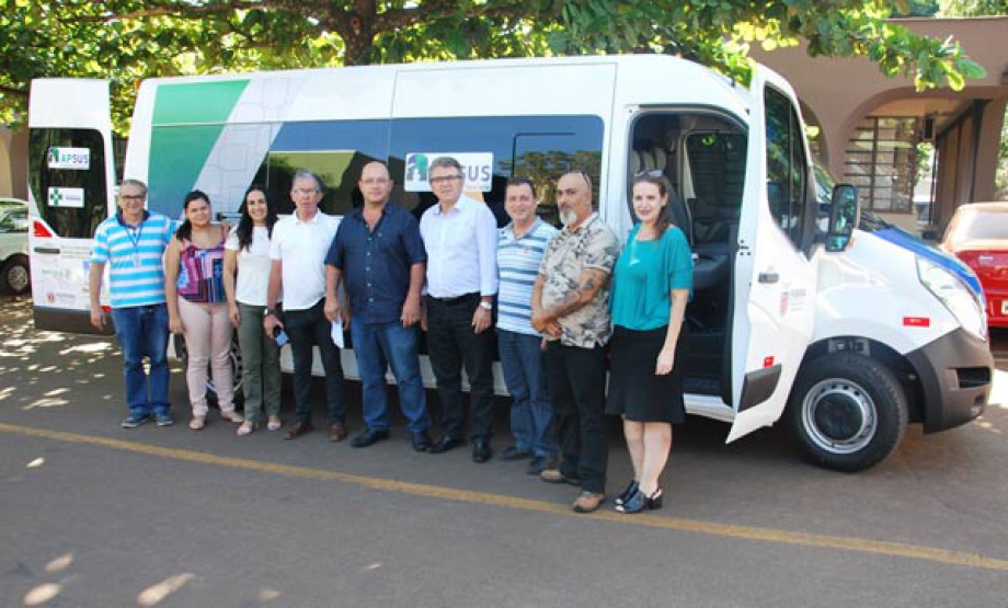 Prefeito, secretários, vereadores e servidores municipais participaram da entrega da nova van - Foto: Daniel da Silva/NCS/PMI