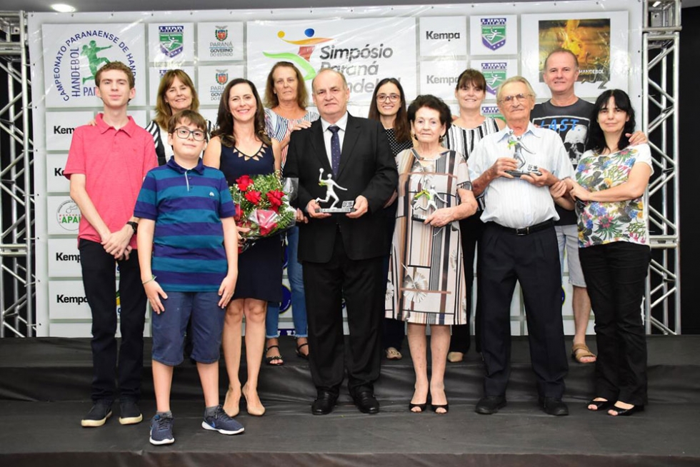 Jair Grasso ladeado pela família após receber o prêmio Mérito Esportivo