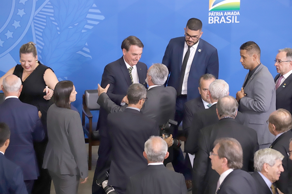 Jair Bolsonaro cumprimenta o presidente do Sebrae, Carlos Melles - Foto: Charles Damasceno
